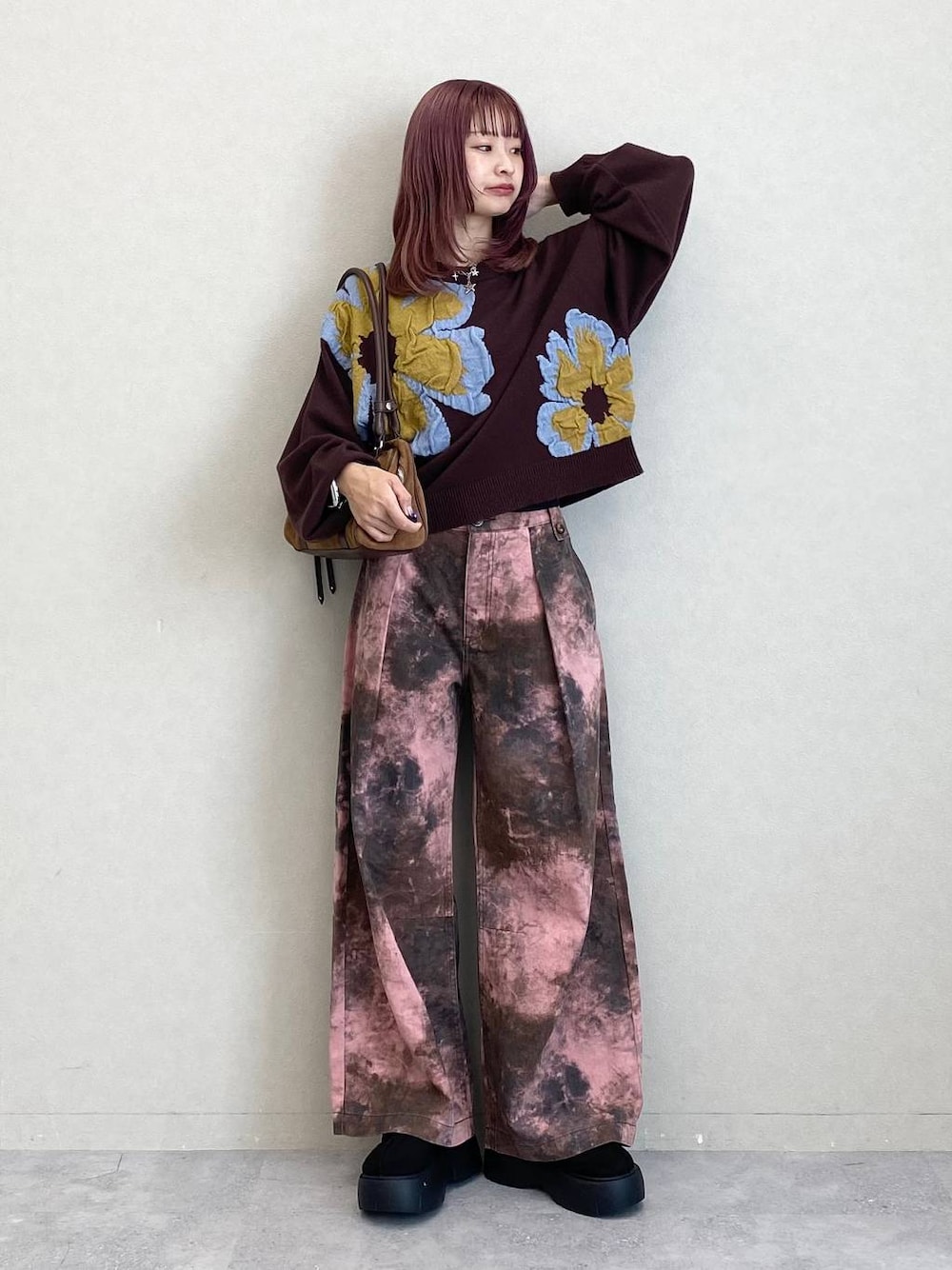 ブラウン系のニット/セーター、ピンク系のその他パンツ、ブラウン系のショルダーバッグを着用したレディースの秋コーディネートの1枚目の写真