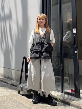 「RAGEBLUE（レイジブルー）のシアーフリルZIPベスト（ベスト、ブラック系）」を使った、サヤノさん（レディース・159cm）の春コーディネート
