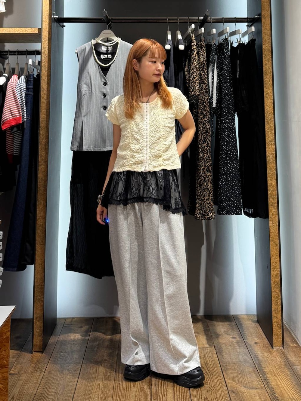 ホワイト系のTシャツ/カットソー、グレー系のスウェットパンツ、ホワイト系のTシャツ/カットソーを着用したレディースの夏コーディネートの1枚目の写真