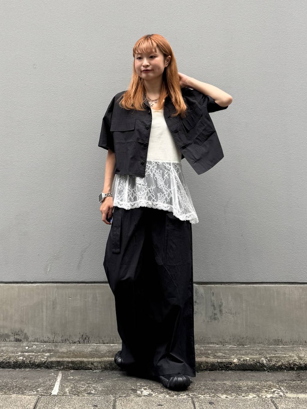 ホワイト系のTシャツ/カットソー、ブラック系のその他パンツ、ブラック系のシャツ/ブラウスを着用したレディースの夏コーディネートの1枚目の写真