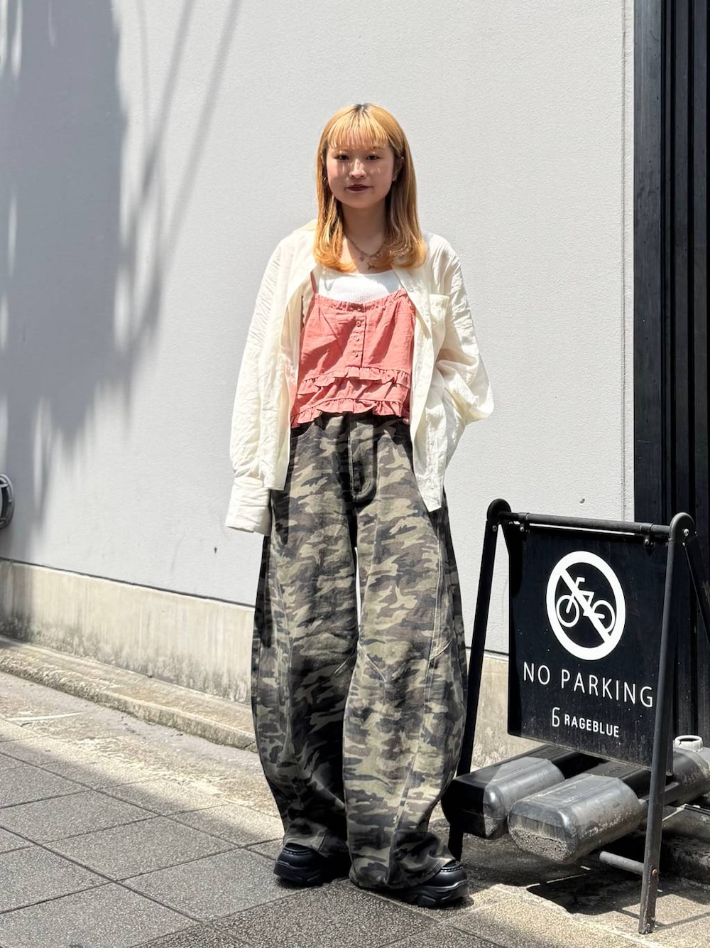 ブラック系のローファー、ホワイト系のTシャツ/カットソー、ホワイト系のシャツ/ブラウスを着用したレディースの夏コーディネートの1枚目の写真
