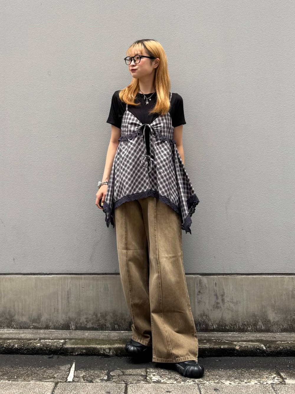ブラック系のTシャツ/カットソー、ブラウン系のデニムパンツ、ホワイト系のキャミソールを着用したレディースの夏コーディネートの1枚目の写真