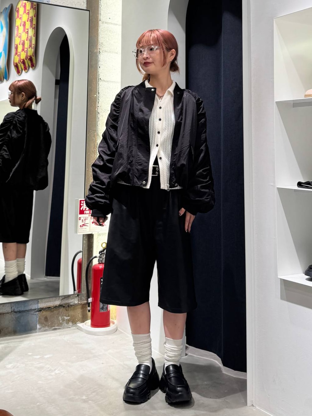 ブラック系のその他パンツ、ブラック系のMA-1、ホワイト系のカーディガン/ボレロを着用したレディースの秋コーディネートの1枚目の写真