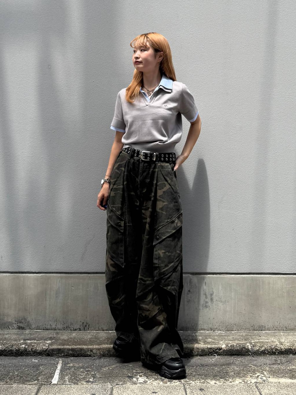 グレー系のシャツ/ブラウス、グリーン系のその他パンツ、ブラック系のベルトを着用したレディースの夏コーディネートの1枚目の写真