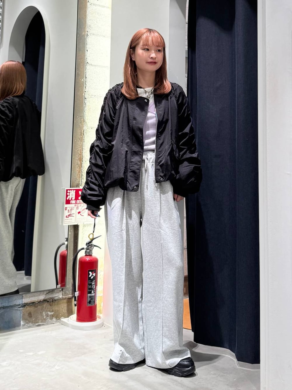 ブラック系のMA-1、ホワイト系のTシャツ/カットソー、グレー系のスウェットパンツを着用したレディースの秋コーディネートの1枚目の写真