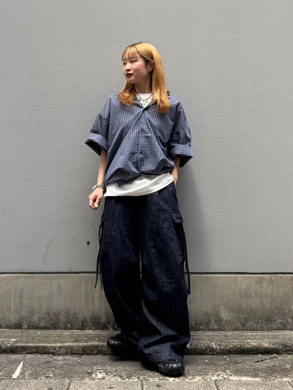 ホワイト系のTシャツ/カットソー、ブルー系のデニムパンツ、ブルー系のシャツ/ブラウスを着用したレディースの夏コーディネートの1枚目の写真
