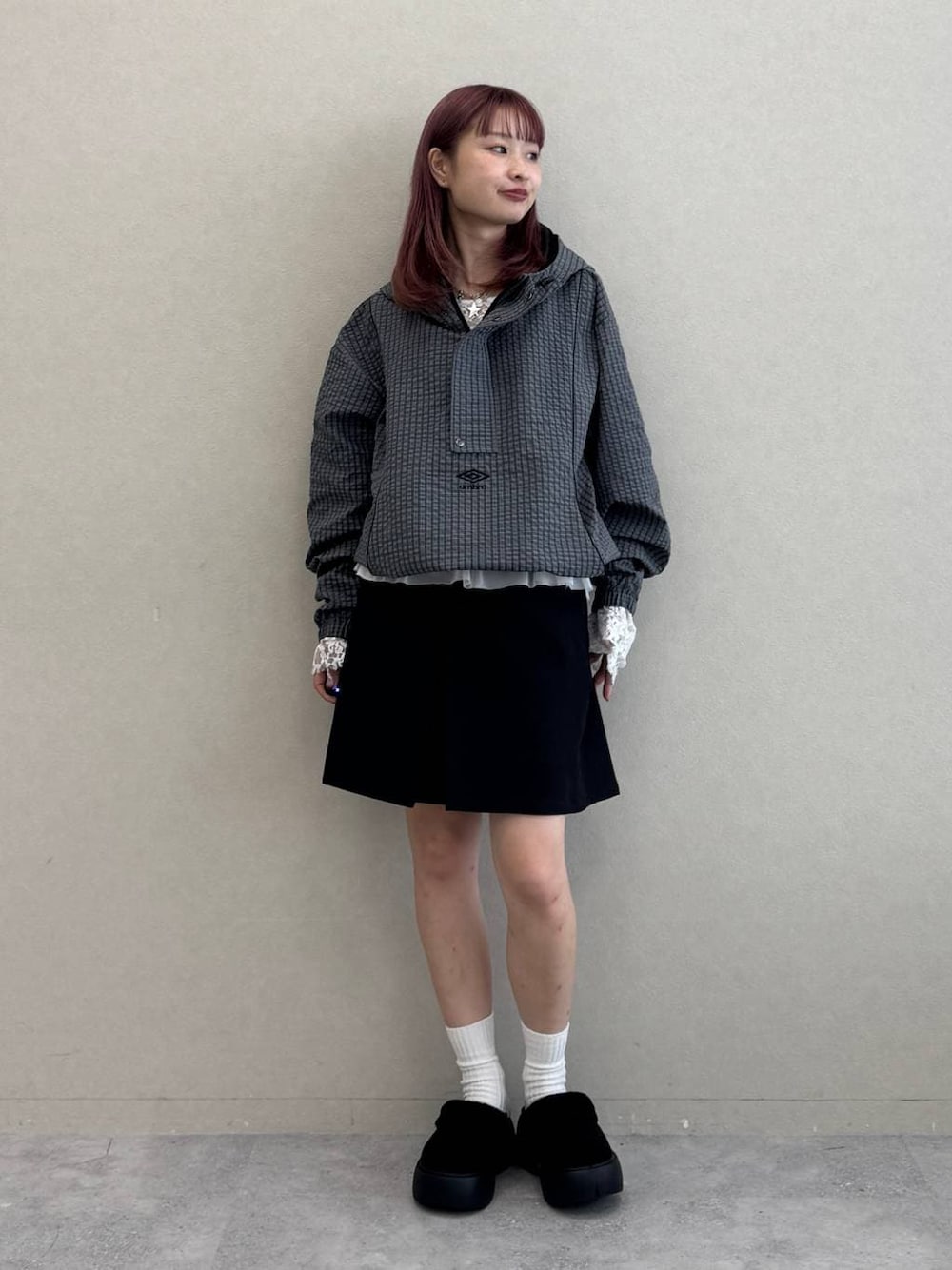 ホワイト系のTシャツ/カットソー、ブラック系のスカート、グレー系のブルゾンを着用したレディースの秋コーディネートの1枚目の写真