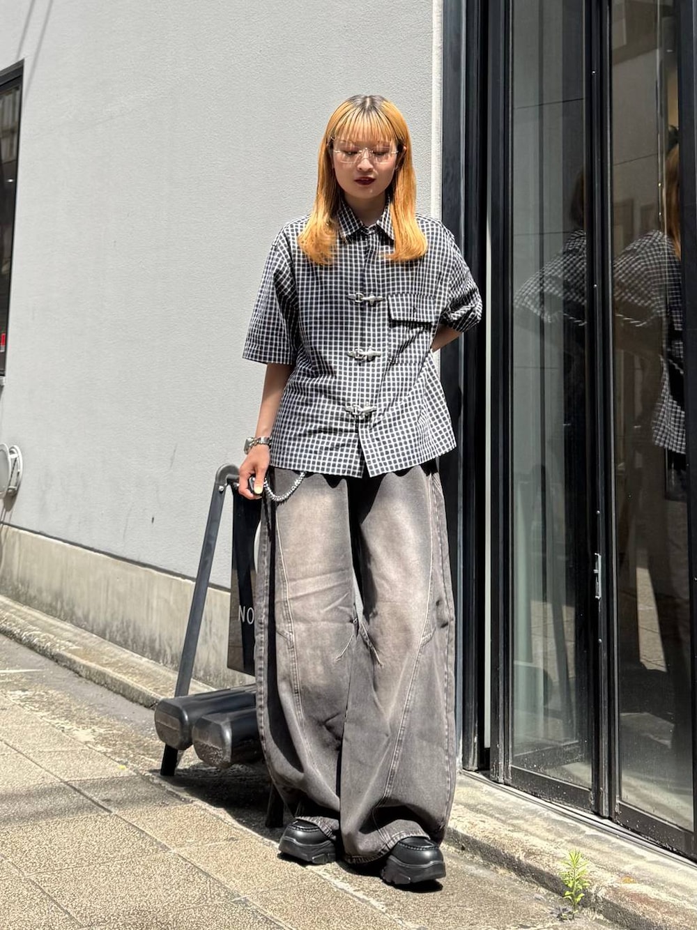 ブラック系のデニムパンツ、ブルー系のシャツ/ブラウス、グレー系のサングラスを着用したレディースの夏コーディネートの1枚目の写真