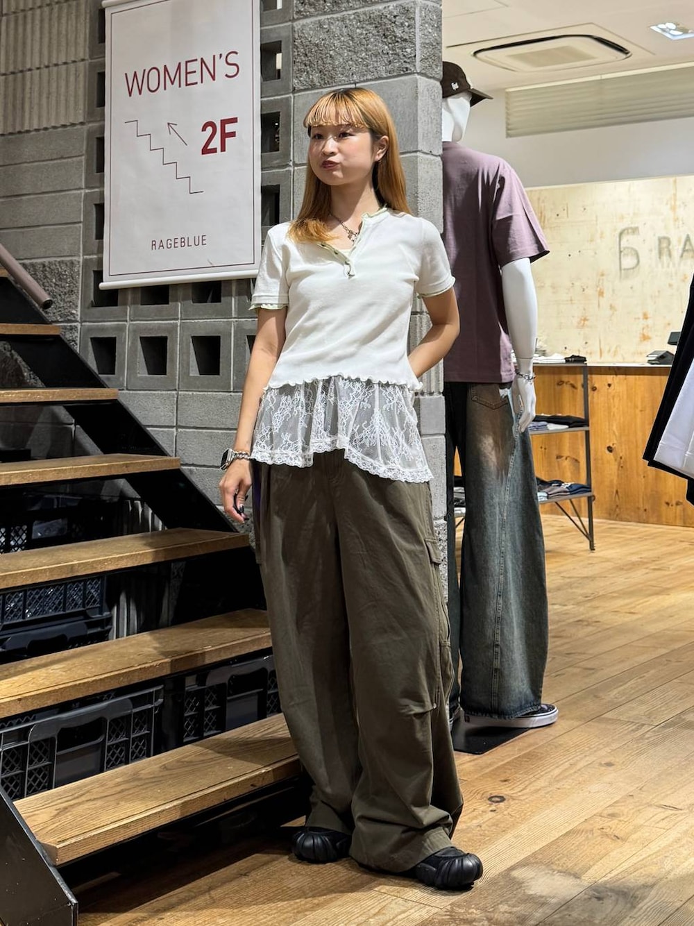 グリーン系のカーゴパンツ、ホワイト系のTシャツ/カットソー、ホワイト系のTシャツ/カットソーを着用したレディースの夏コーディネートの1枚目の写真