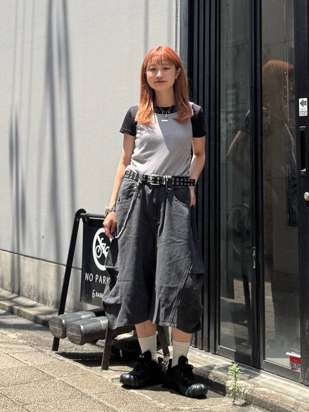 グレー系のデニムパンツ、ブルー系のTシャツ/カットソー、ブラック系のベルトを着用したレディースの夏コーディネートの1枚目の写真