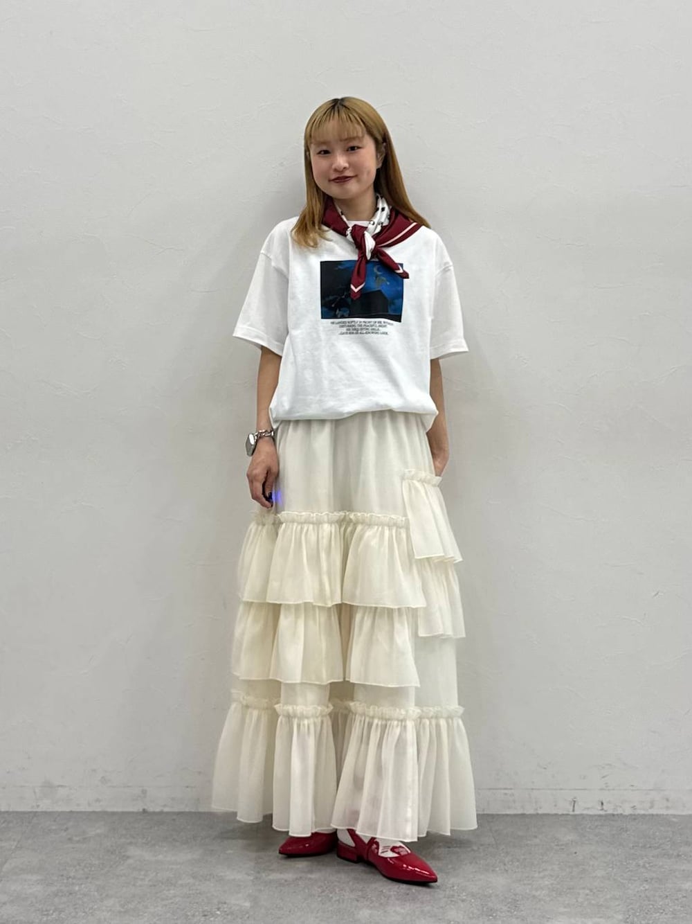 ブラック系のパンプス、ホワイト系のTシャツ/カットソー、ホワイト系のスカートを着用したレディースの春コーディネートの1枚目の写真