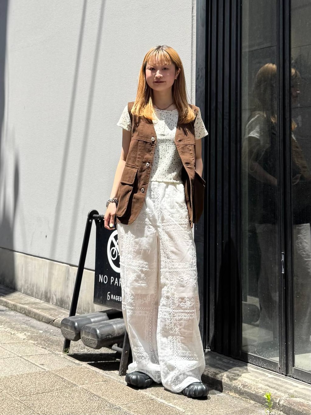 ホワイト系のその他パンツ、ブラウン系のベスト、ホワイト系のTシャツ/カットソーを着用したレディースの夏コーディネートの1枚目の写真