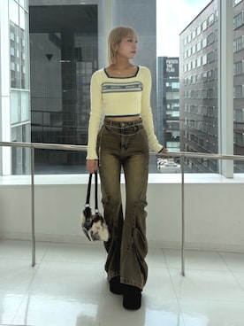 「EMODA（エモダ）のアイテム（デニムパンツ）」を使った、尾辻萌々子さん（レディース・165cm）の秋コーディネート