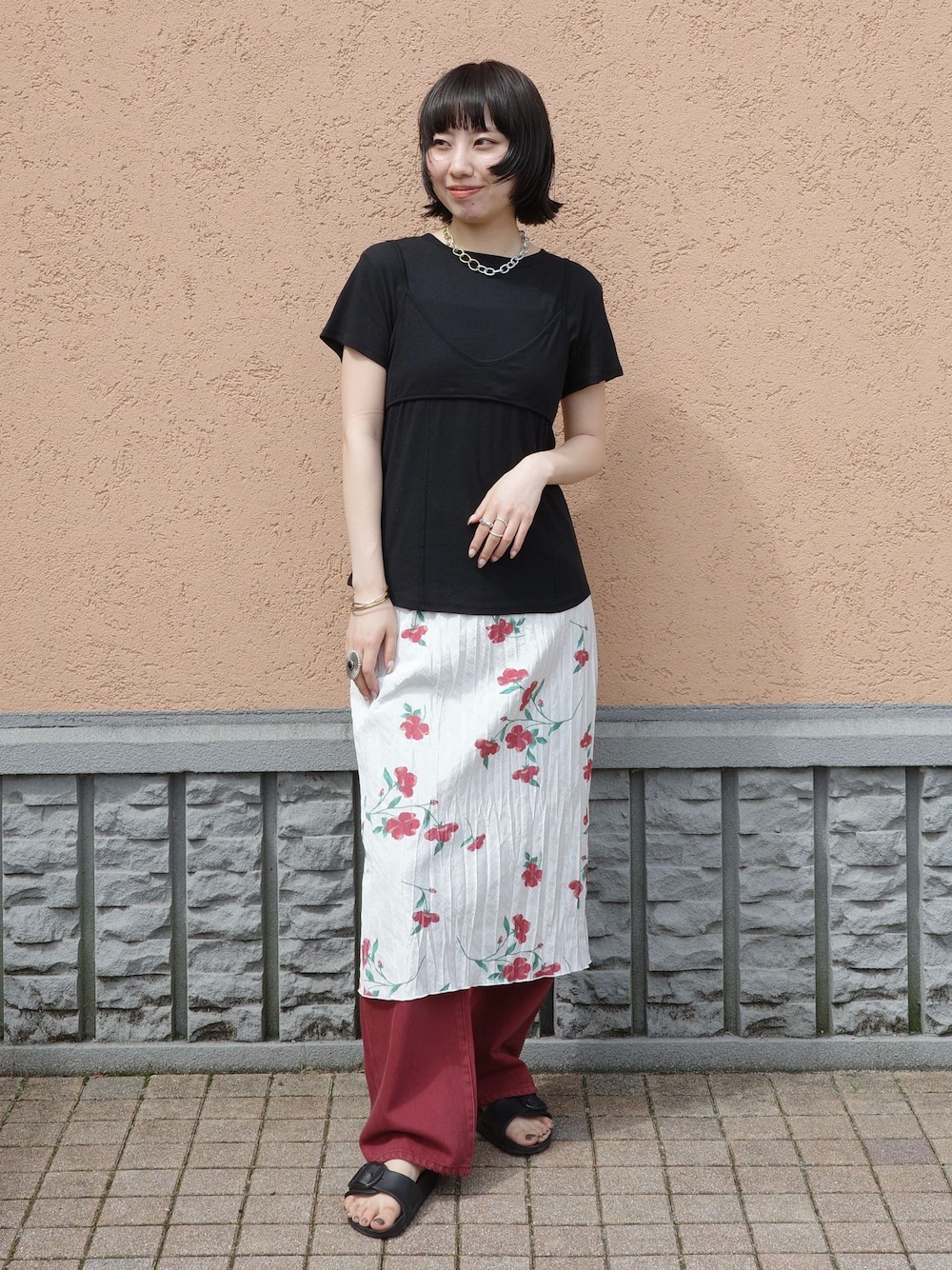 レッド系のその他パンツ、ホワイト系のスカート、ブラック系のTシャツ/カットソーを着用したレディースの夏コーディネートの1枚目の写真