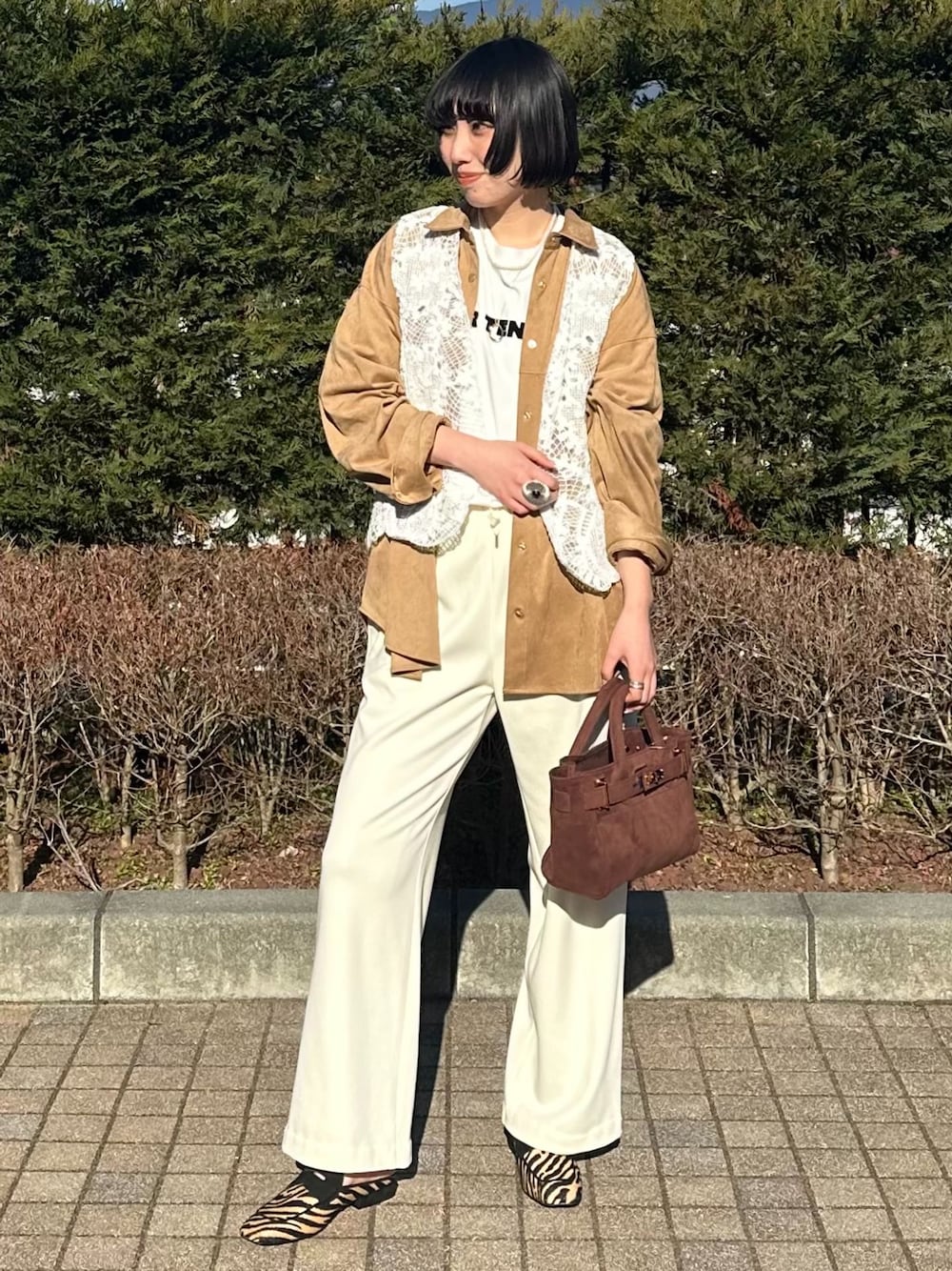 ホワイト系のその他パンツ、イエロー系のシャツ/ブラウス、ホワイト系のTシャツ/カットソーを着用したレディースの冬コーディネートの1枚目の写真