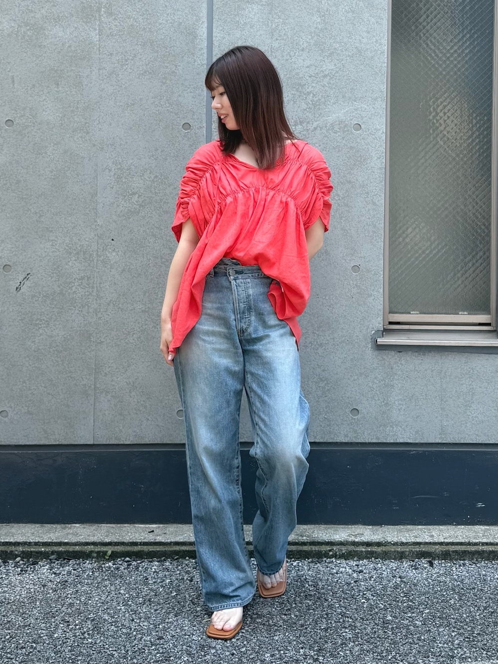 ブルー系のデニムパンツ、レッド系のシャツ/ブラウス、その他のサンダルを着用したレディースの夏コーディネートの1枚目の写真