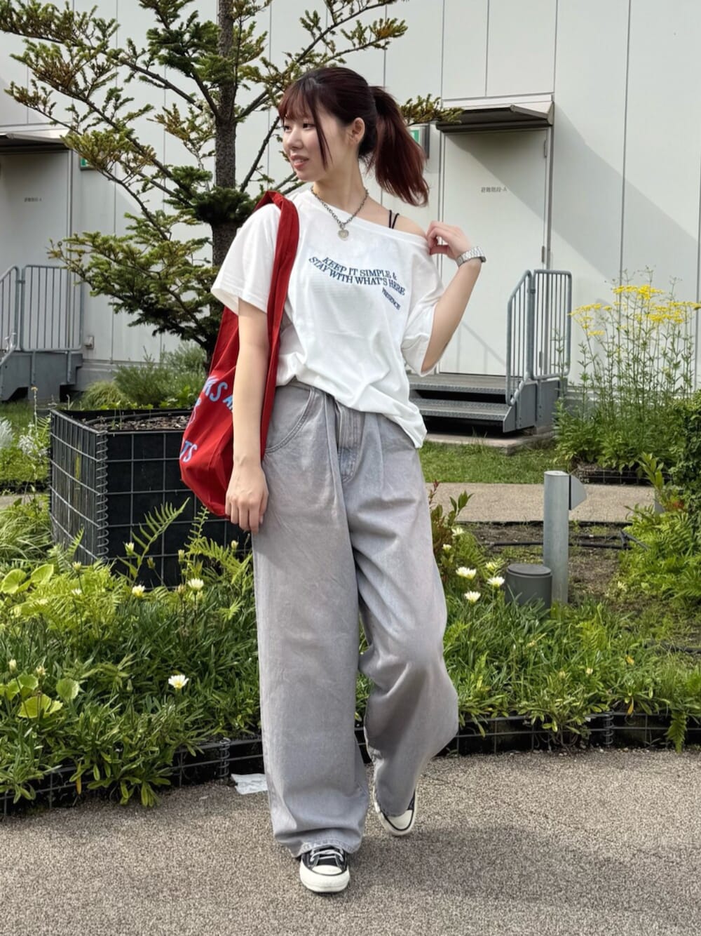 ホワイト系のTシャツ/カットソー、レッド系のトートバッグを着用したレディースの夏コーディネートの1枚目の写真