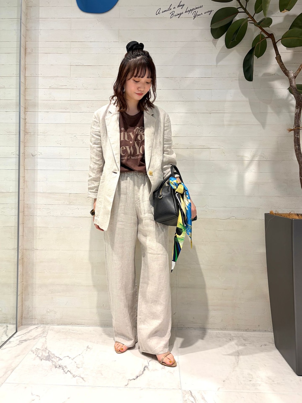 ホワイト系のテーラードジャケット、ホワイト系のその他パンツ、その他のTシャツ/カットソーを着用したレディースの春コーディネートの1枚目の写真