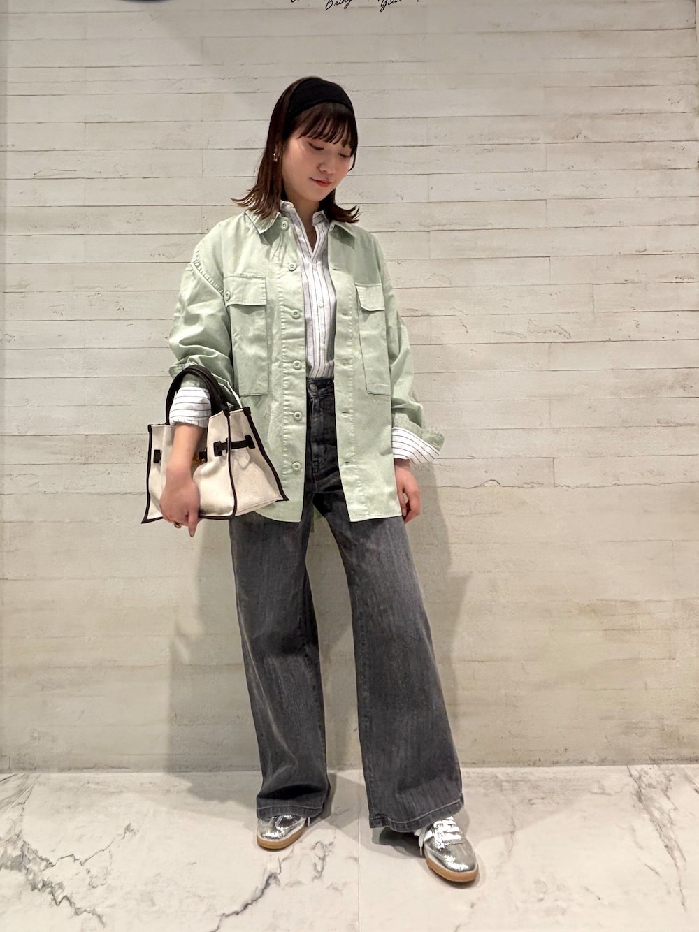 グレー系のデニムパンツ、その他のシャツ/ブラウス、グリーン系のシャツ/ブラウスを着用したレディースの冬コーディネートの1枚目の写真
