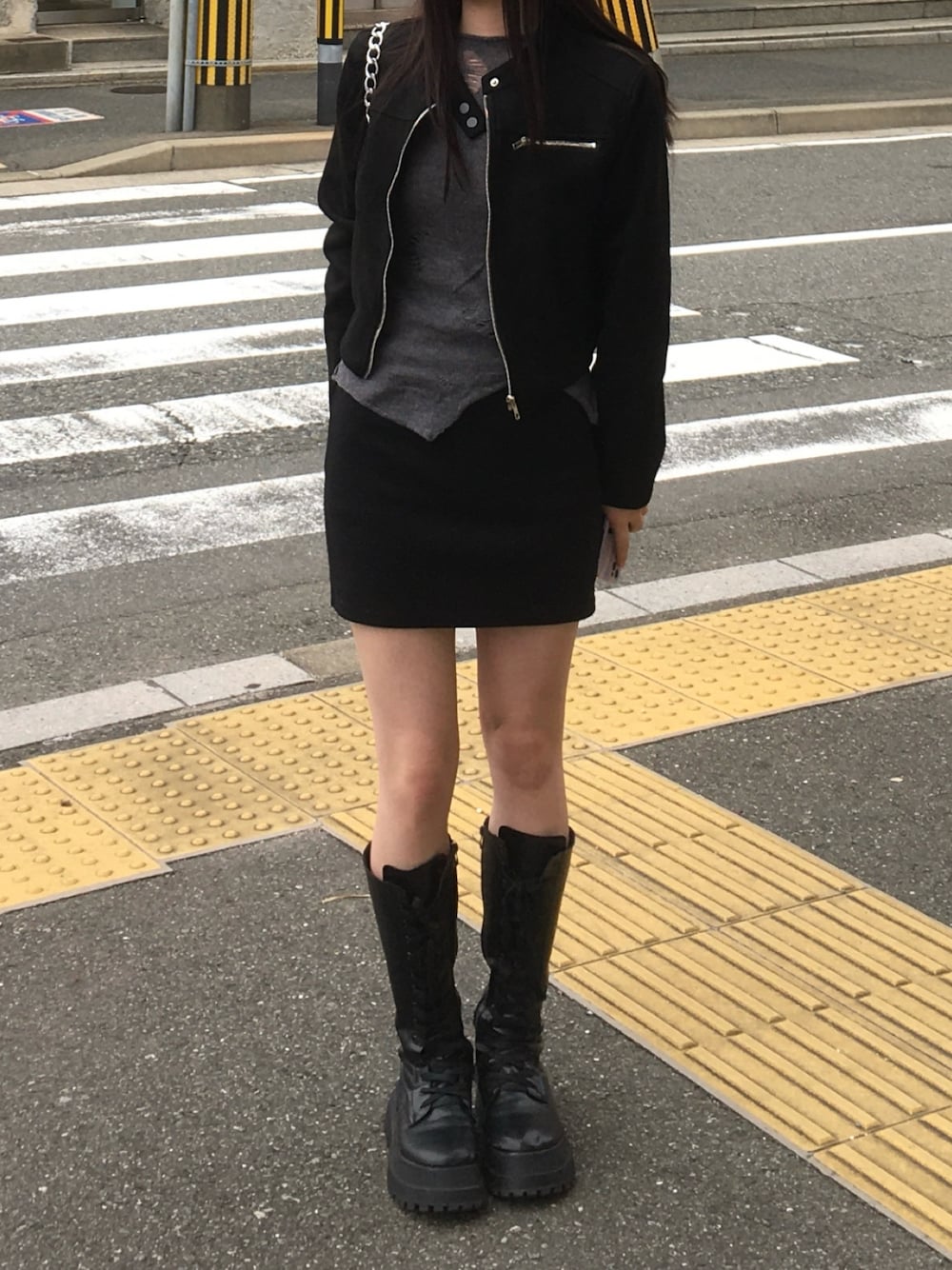 ブラック系のジャケット/アウターを着用したレディースの秋コーディネートの1枚目の写真