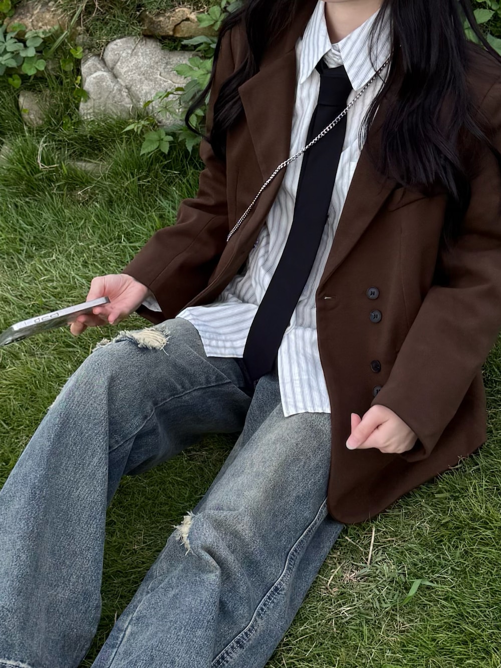 ブラウン系のジャケット/アウターを着用したレディースの秋コーディネートの1枚目の写真