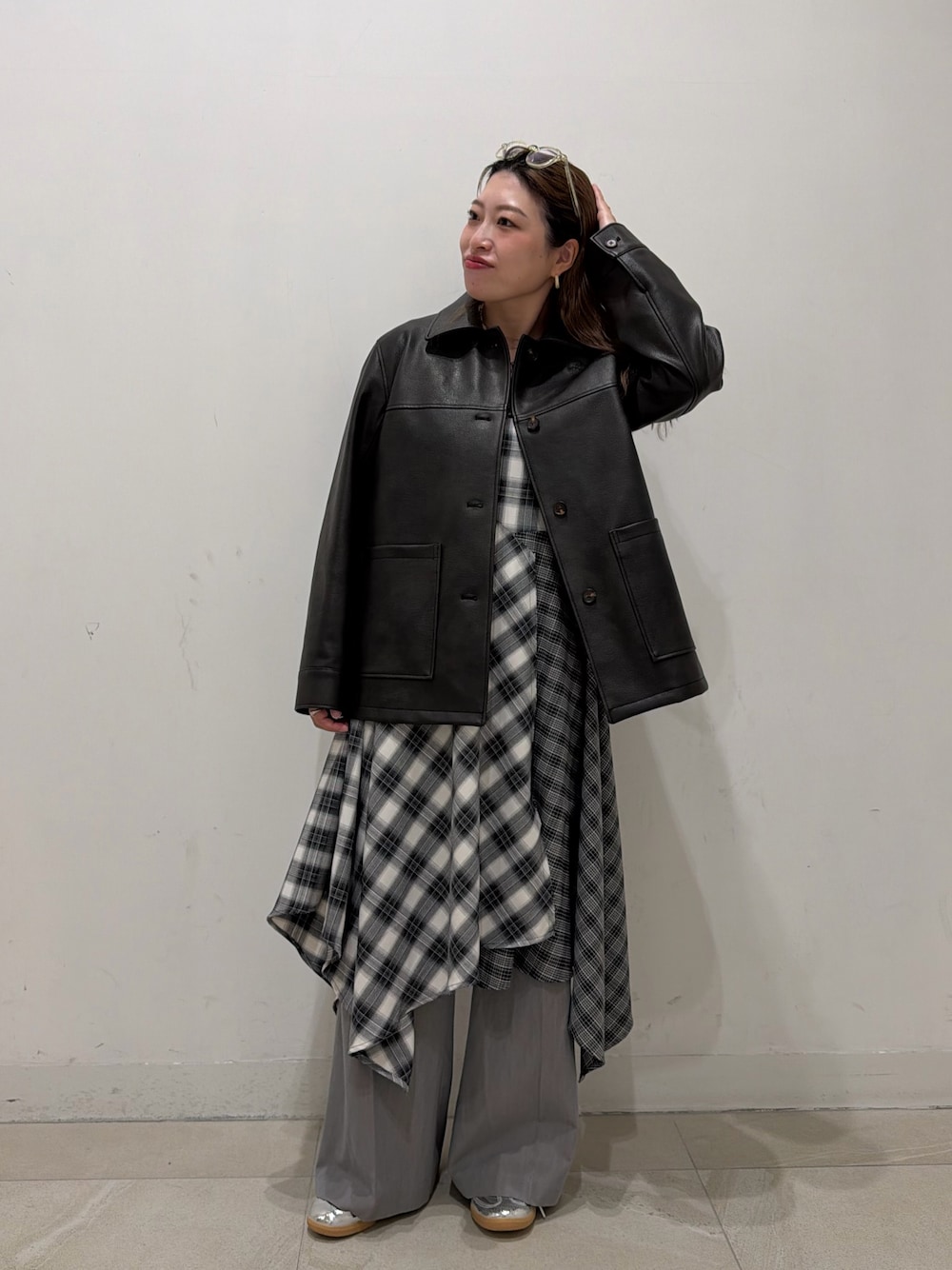 ブラック系のブルゾン、ブラック系のワンピース、シルバー系のスニーカーを着用したレディースの冬コーディネートの1枚目の写真