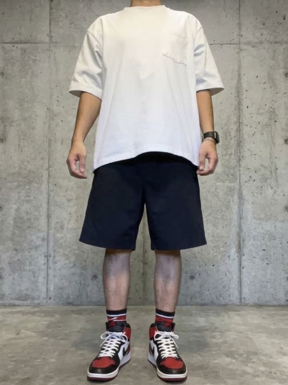 レッド系のスニーカー、ブラック系のその他パンツ、ホワイト系のTシャツ/カットソーを着用したメンズの秋コーディネートの1枚目の写真