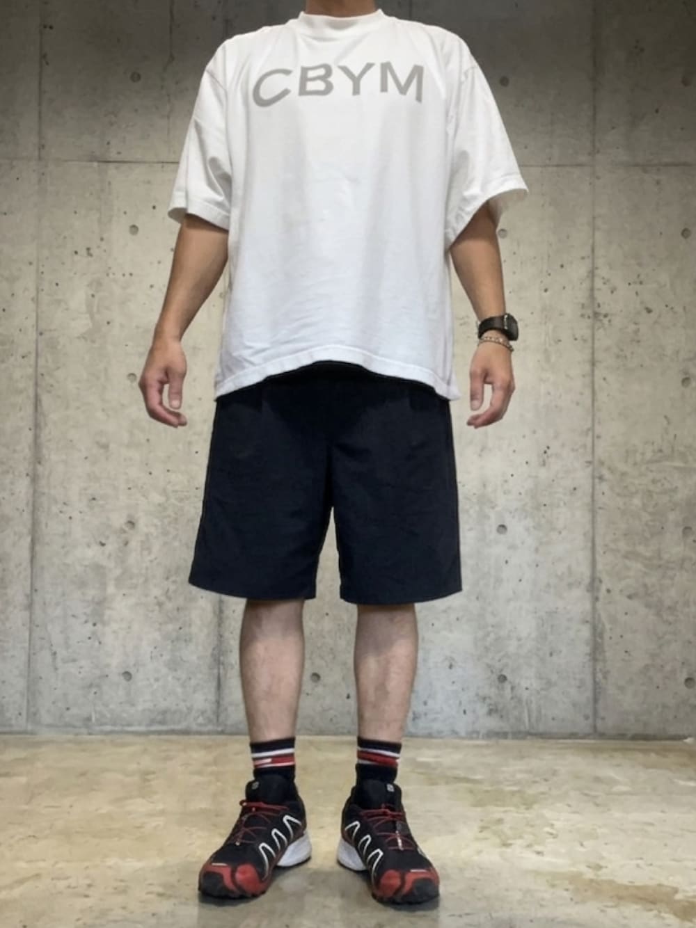 ブラック系のスニーカー、ブラック系のその他パンツ、ホワイト系のTシャツ/カットソーを着用したメンズの夏コーディネートの1枚目の写真