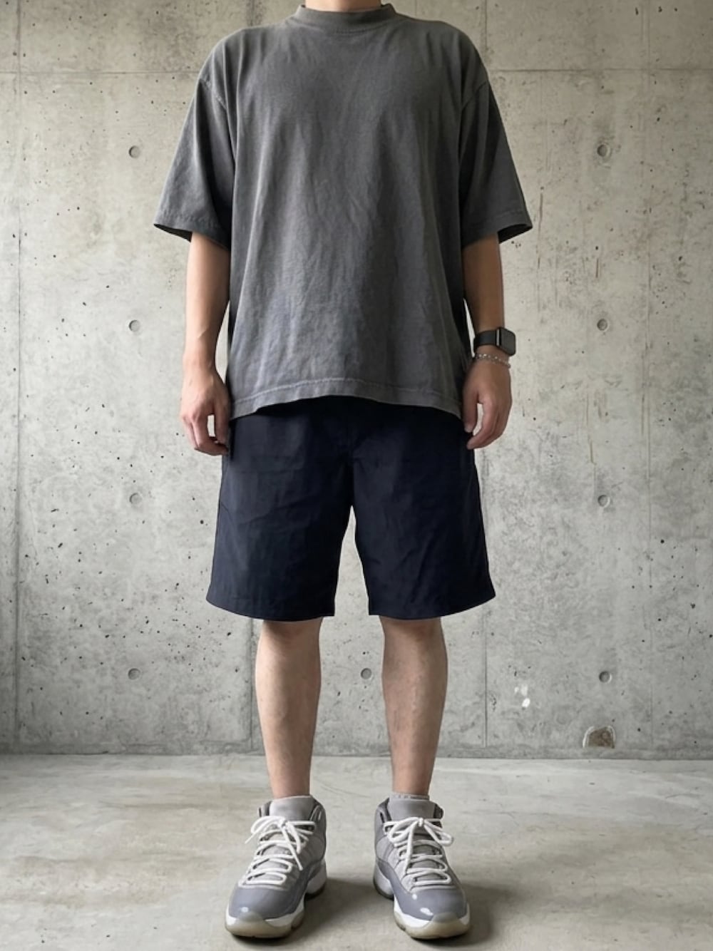 ブラック系のTシャツ/カットソー、ブラック系のその他パンツ、グレー系のスニーカーを着用したメンズの夏コーディネートの1枚目の写真