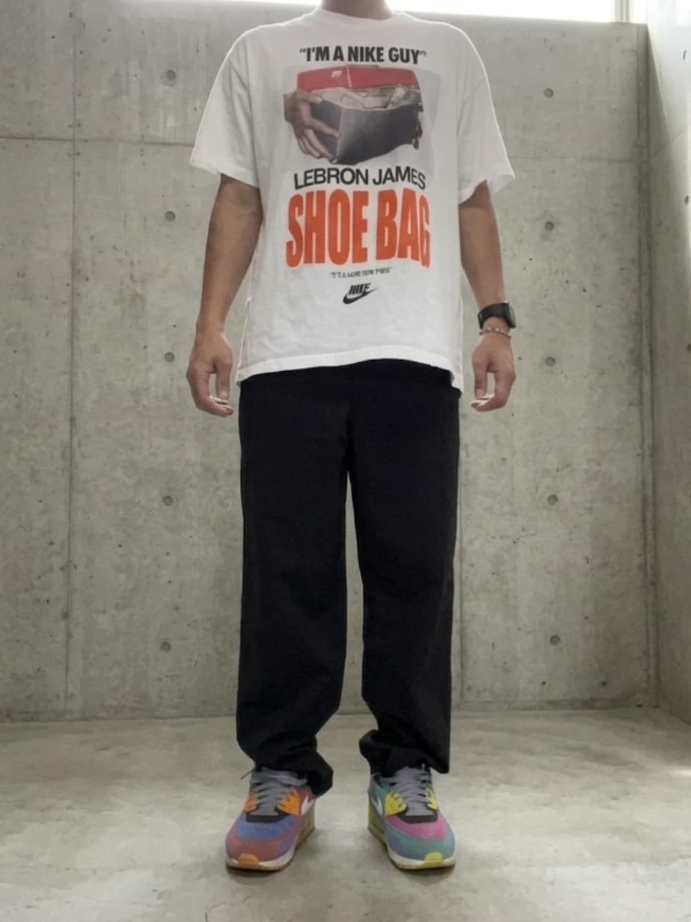 ブラック系のその他パンツ、その他のスニーカー、ホワイト系のTシャツ/カットソーを着用したメンズの夏コーディネートの1枚目の写真