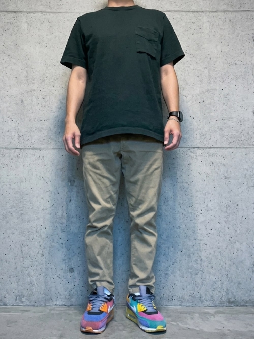 ベージュ系のチノパンツ、その他のスニーカー、グリーン系のTシャツ/カットソーを着用したメンズの夏コーディネートの1枚目の写真