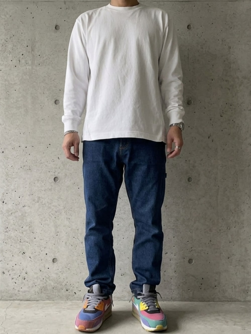 ホワイト系のTシャツ/カットソー、ブルー系のチノパンツ、その他のスニーカーを着用したメンズの春コーディネートの1枚目の写真