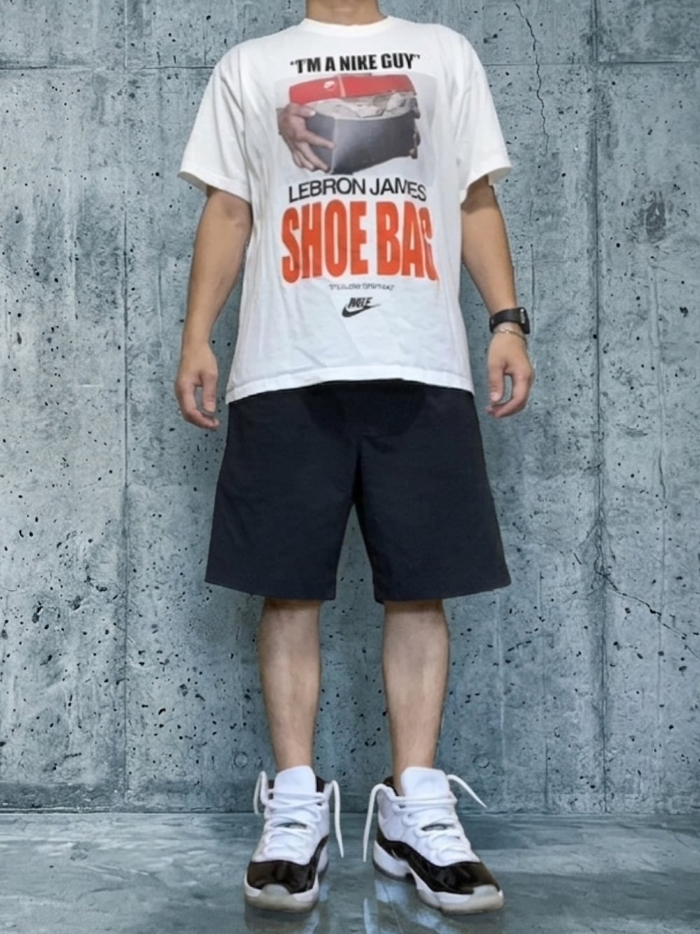 ホワイト系のスニーカー、ブラック系のその他パンツ、ホワイト系のTシャツ/カットソーを着用したメンズの夏コーディネートの1枚目の写真