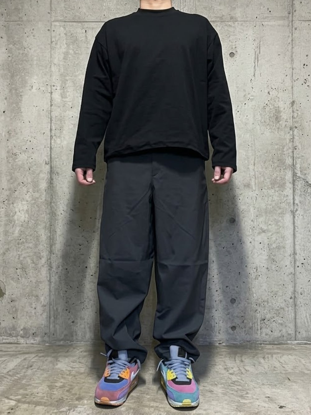 グレー系のその他パンツ、ブラック系のTシャツ/カットソー、その他のスニーカーを着用したメンズの秋コーディネートの1枚目の写真