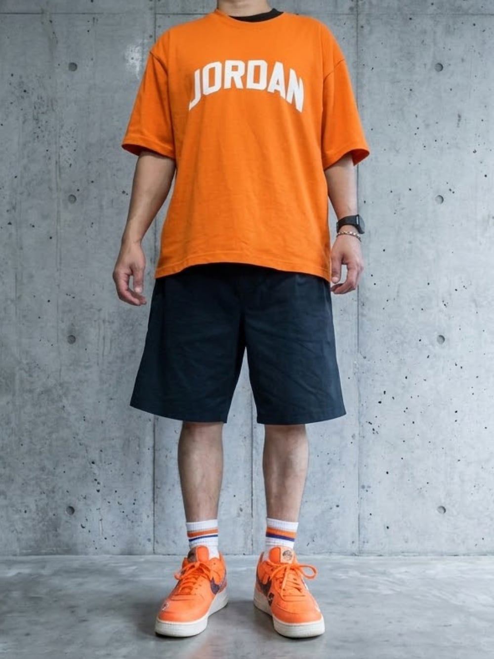 オレンジ系のTシャツ/カットソー、ブラック系のその他パンツ、オレンジ系のスニーカーを着用したメンズの夏コーディネートの1枚目の写真