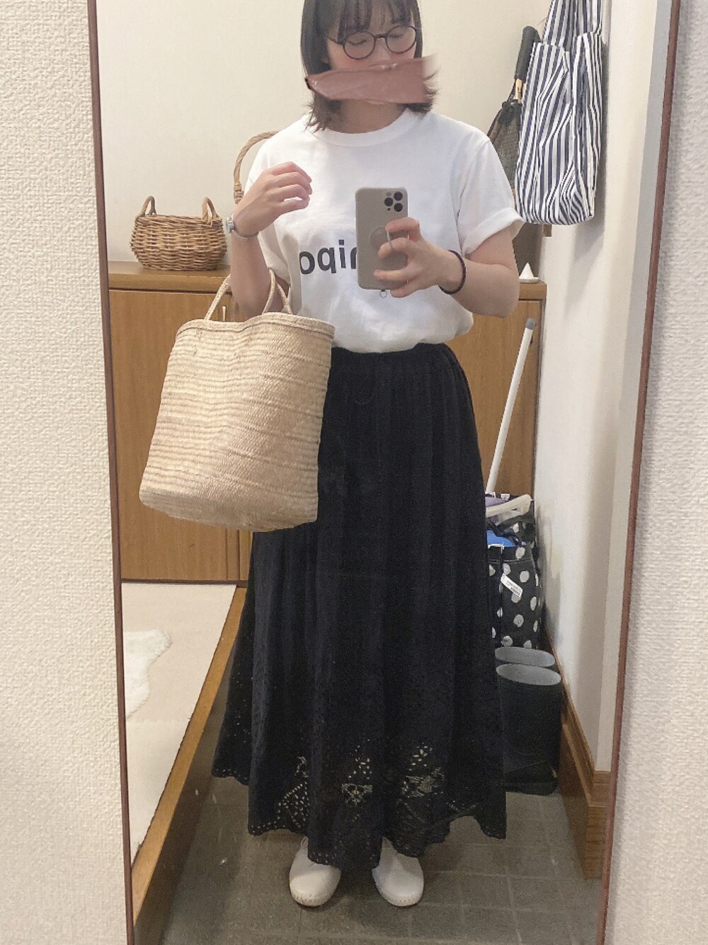 「プチプラコーデ、シンプル、モノトーン、ラフ、かごバッグ、UNIQLO、ユニクロ」｜「TSUHARU by Samansa Mos2の裾スカラップスカート（スカート、ブラック系）」を使った、hiyoriさん（レディース・161cm）の夏コーディネートの1枚目の写真