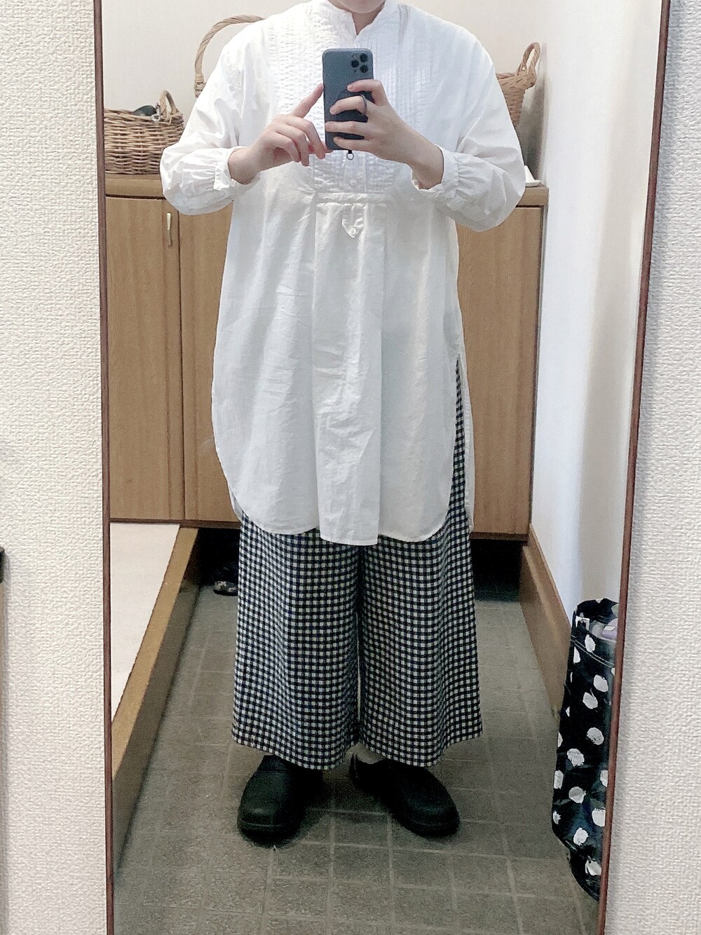 「大人カジュアル、モノトーン」｜「OOFOSのアイテム（その他シューズ、ブラック系）」を使った、hiyoriさん（レディース・161cm）の春コーディネートの1枚目の写真