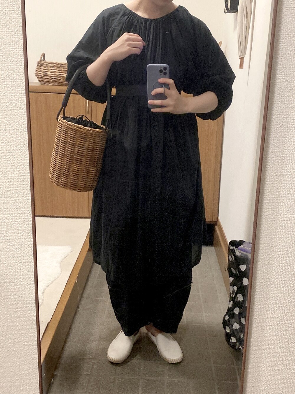 「GU、シンプル、モノトーン、ナチュラル、かごバッグ、ワントーンコーデ」｜「AuieFのアイテム（かごバッグ、ブラック系）」を使った、hiyoriさん（レディース・161cm）の春コーディネートの1枚目の写真