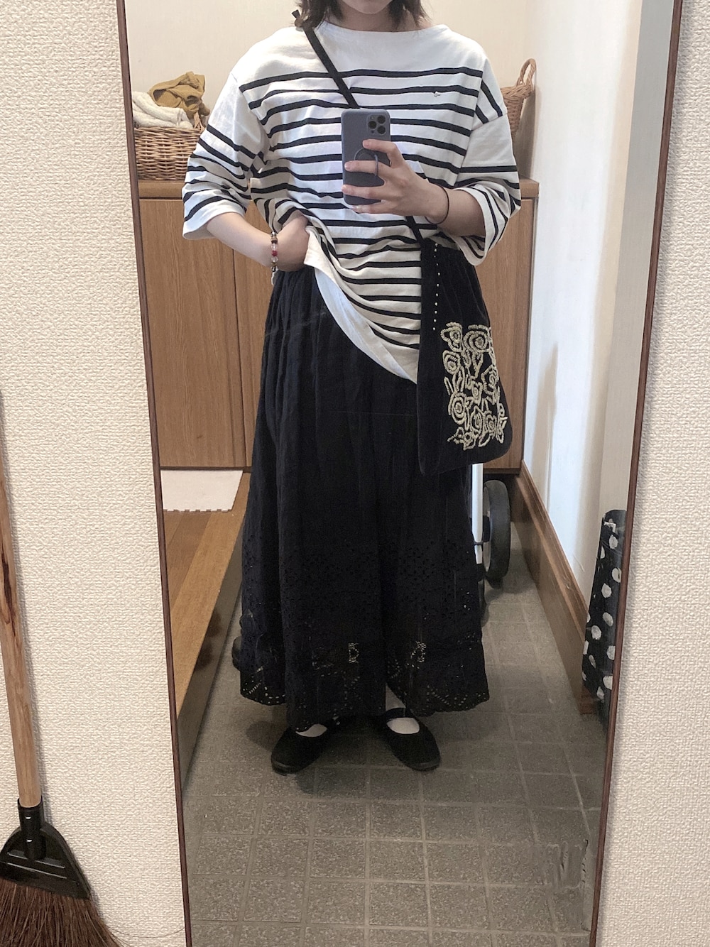 「大人カジュアル、モノトーン、シンプル、大人女子、オトナカワイイ」｜「TSUHARU by Samansa Mos2の裾スカラップスカート（スカート、ブラック系）」を使った、hiyoriさん（レディース・161cm）の春コーディネートの1枚目の写真