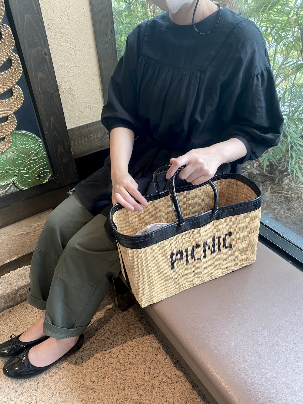 「かごバッグ、パンツコーデ、大人かわいい、ナチュラル」｜「OMGのアイテム（カーゴパンツ、グリーン系）」を使った、hiyoriさん（レディース・161cm）の春コーディネートの1枚目の写真