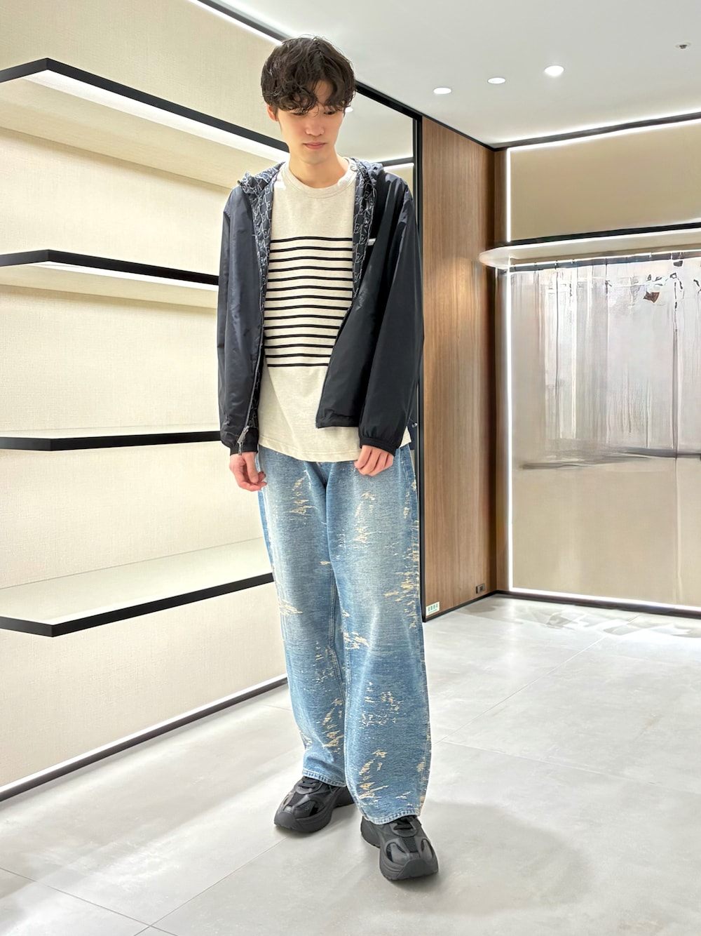 ベージュ系のTシャツ/カットソー、ブラック系のジャケット/アウター、ブルー系のデニムパンツを着用したメンズの夏コーディネートの1枚目の写真