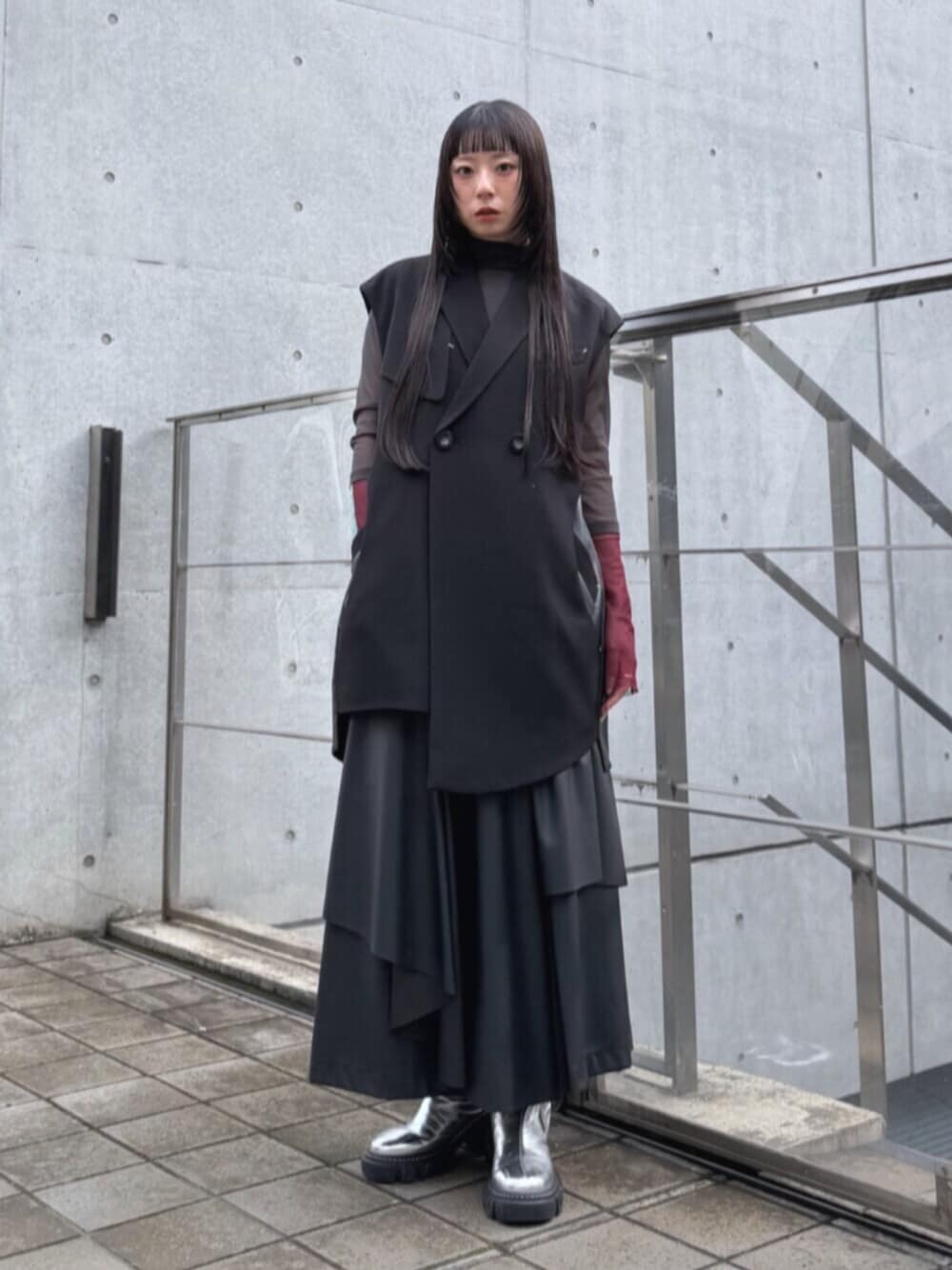 シルバー系のブーツ、グレー系のTシャツ/カットソー、ブラック系のその他パンツを着用したレディースの秋コーディネートの1枚目の写真