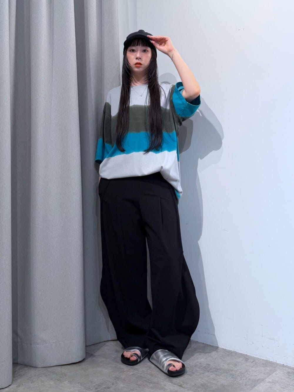 ブラック系のその他パンツ、シルバー系のサンダル、グレー系のTシャツ/カットソーを着用したレディースの夏コーディネートの1枚目の写真