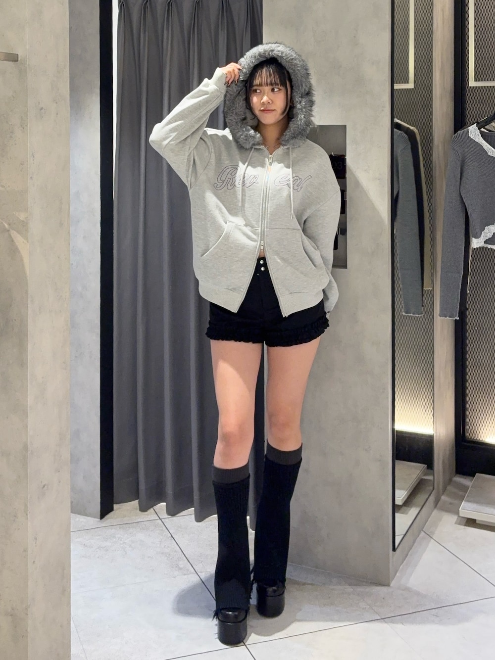 グレー系のパーカー、ブラック系のその他パンツ、ブラック系のレッグウォーマーを着用したレディースの秋コーディネートの1枚目の写真