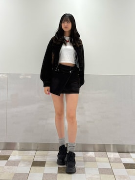 「EMODA（エモダ）のエアバルキーカットオフスニーカー（スニーカー、ブラック系）」を使った、片山歩香さん（レディース・172cm）の夏コーディネート