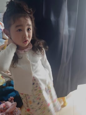 「H&M（エイチ・アンド・エム）のアイテム（ニット/セーター、ホワイト系）」を使った、CHARMA さん（キッズ・110cm）の夏コーディネート