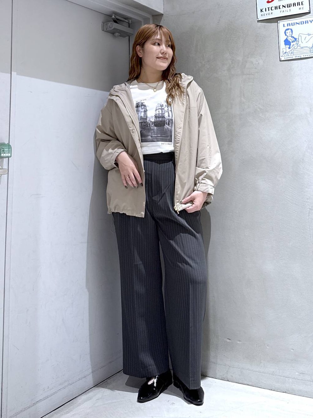 グレー系のその他パンツ、ブラック系のパンプス、ホワイト系のTシャツ/カットソーを着用したレディースの秋コーディネートの1枚目の写真