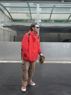 「NIKE（ナイキ）のアイテム（マウンテンパーカー、レッド系）」を使った、032さん（メンズ・175cm）の春コーディネート