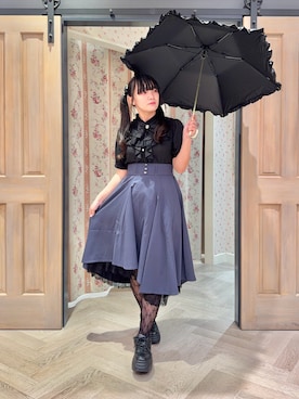 「axes femme（アクシーズファム）の軽量フリルＵＶ折りたたみ傘（長傘、ブラック系）」を使った、こせっきーさん（レディース・160cm）の春コーディネート