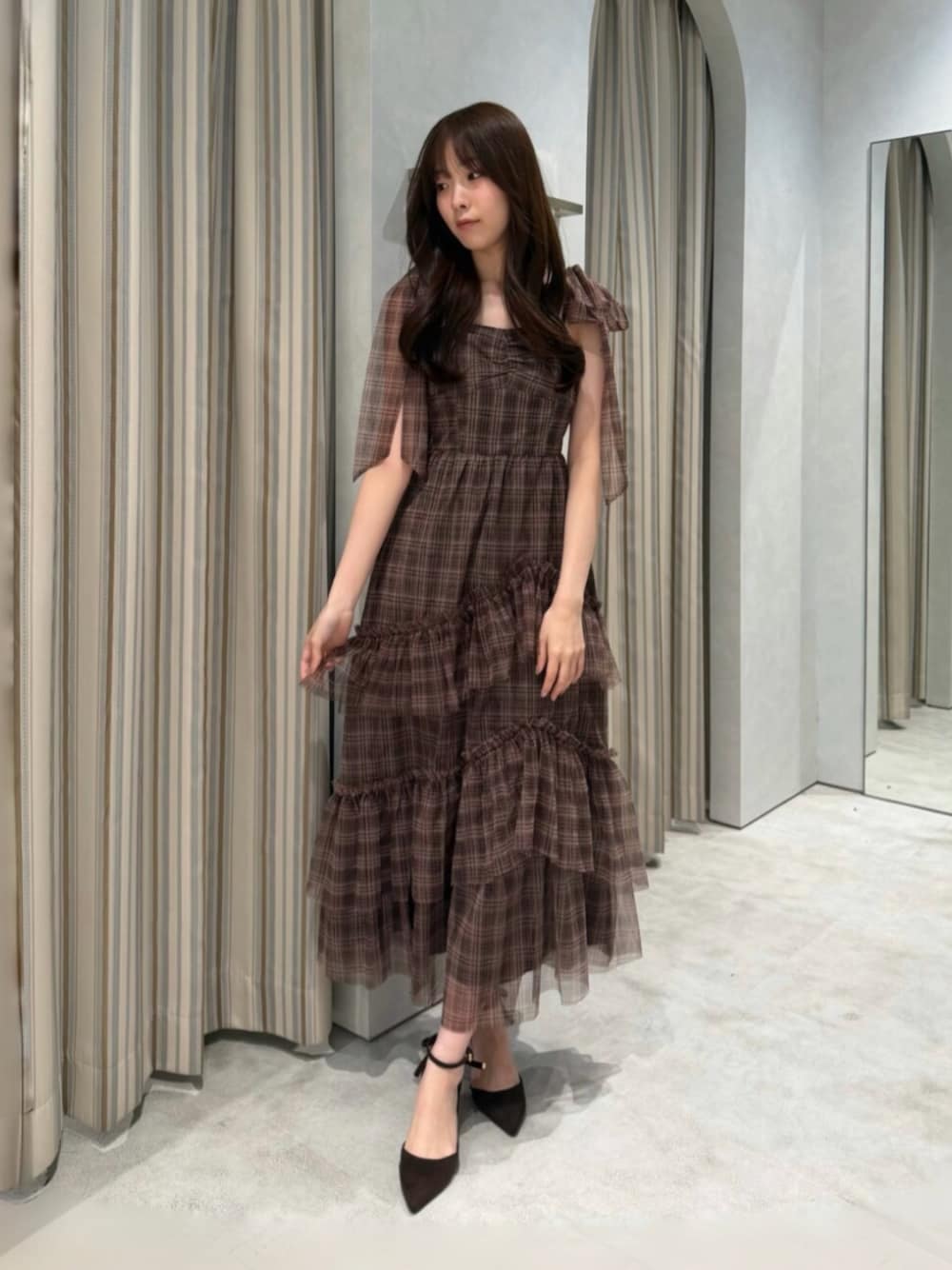 ブラウン系のワンピース、ブラウン系のパンプスを着用したレディースの夏コーディネートの1枚目の写真